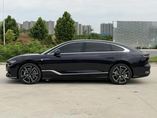 VOYAH Lantu chasing light PHEV Ultra-long battery life, four-wheel drive ultimate edition