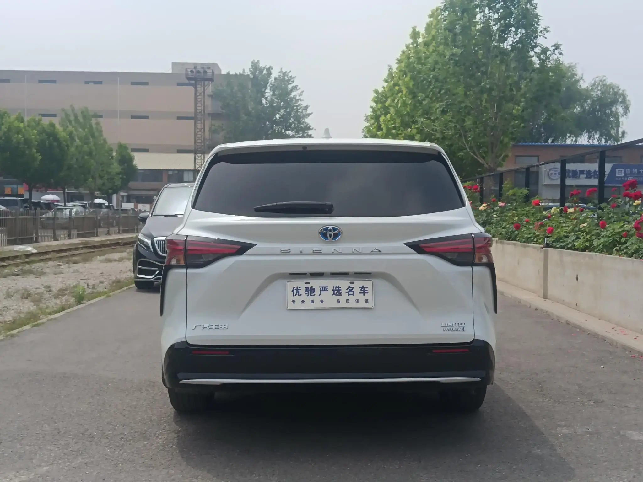 TOYOTA Saina 2.5L Hybrid Premium Edition