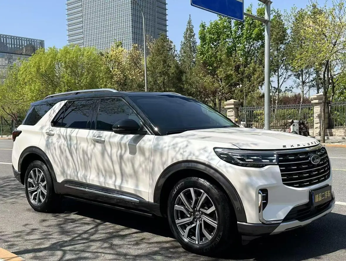 Ford Explorer EcoBoost 285 four-wheel drive titanium version 6 seats