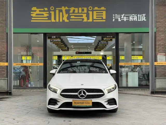 Mercedes-Benz Mercedes-Benz A-class Facelift A 200 L sports sedan dynamic version