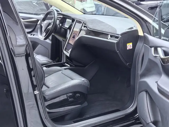 Tesla Model X 90D