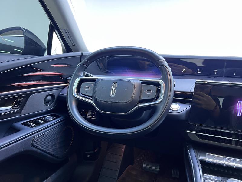 Lincoln Voyager 2023