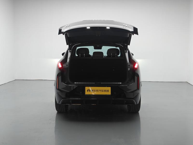Lynk & Co Lynk&Co 08 EM-P 2025