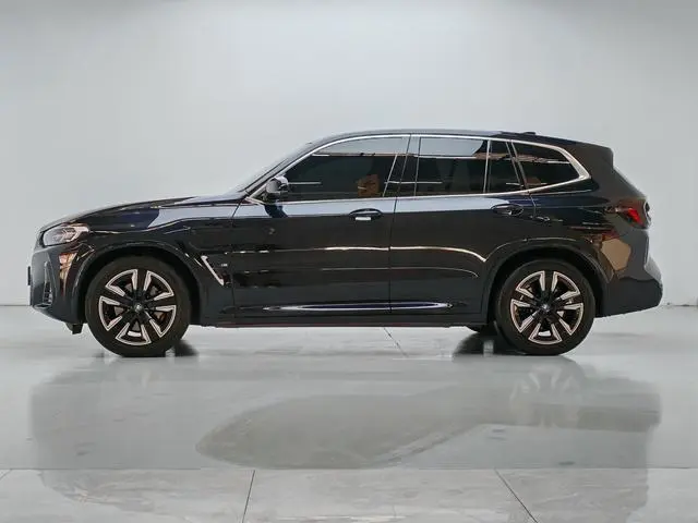 BMW BMW iX3 Facelift leading type