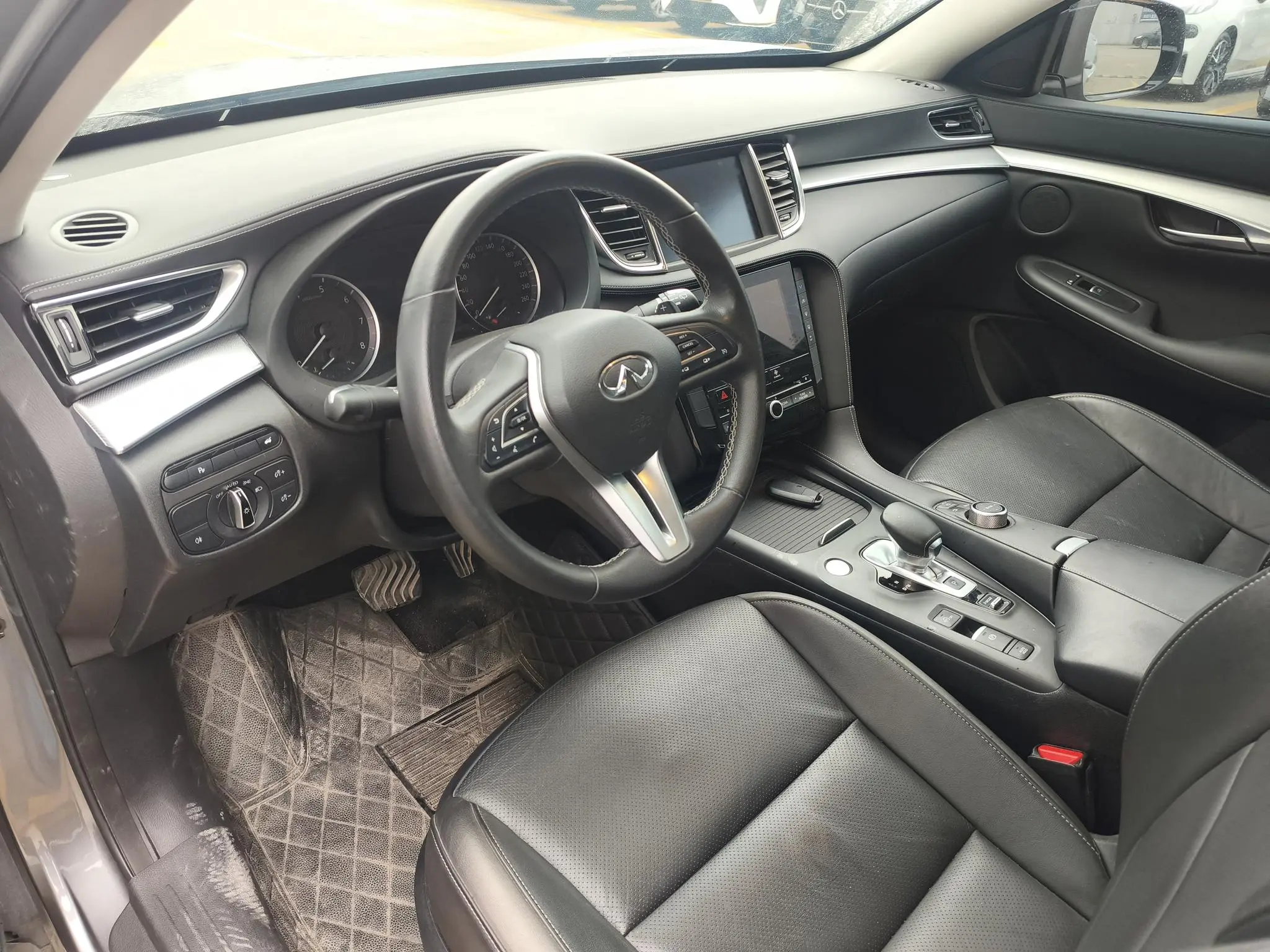 Infiniti Infiniti QX50 2.0T two-wheel drive pilot version