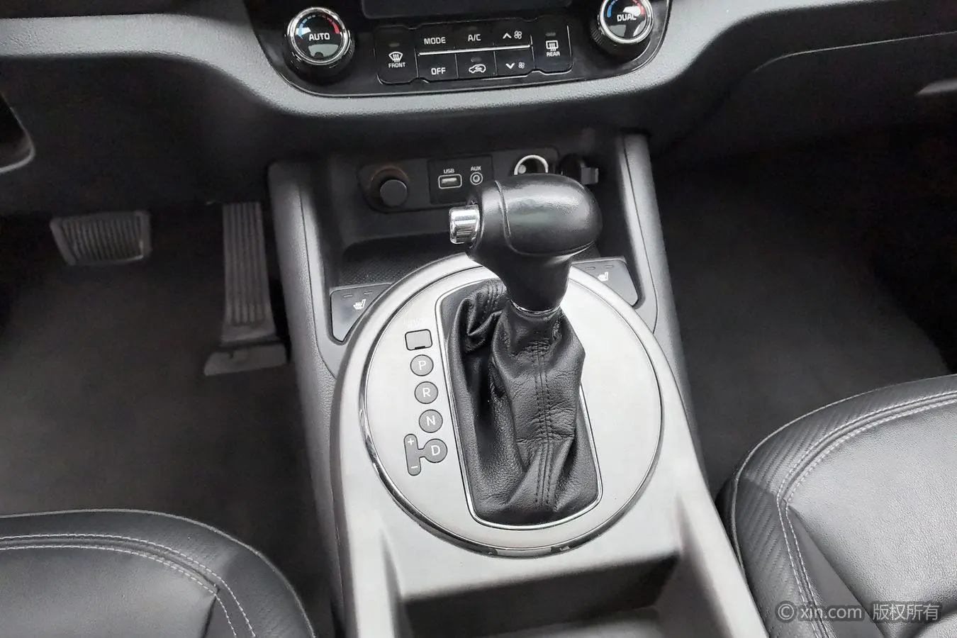 Kia Smart running 2.0L automatic two-wheel drive version DLX