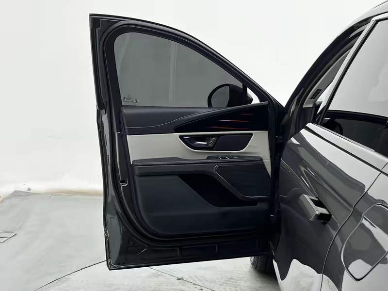 Lincoln Voyager 2023