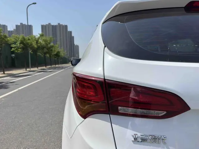 Hyundai Shengda 2.0T automatic four-wheel drive intelligent 7-seater