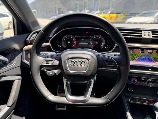 Audi Audi Q3 35 TFSI fashion and elegant