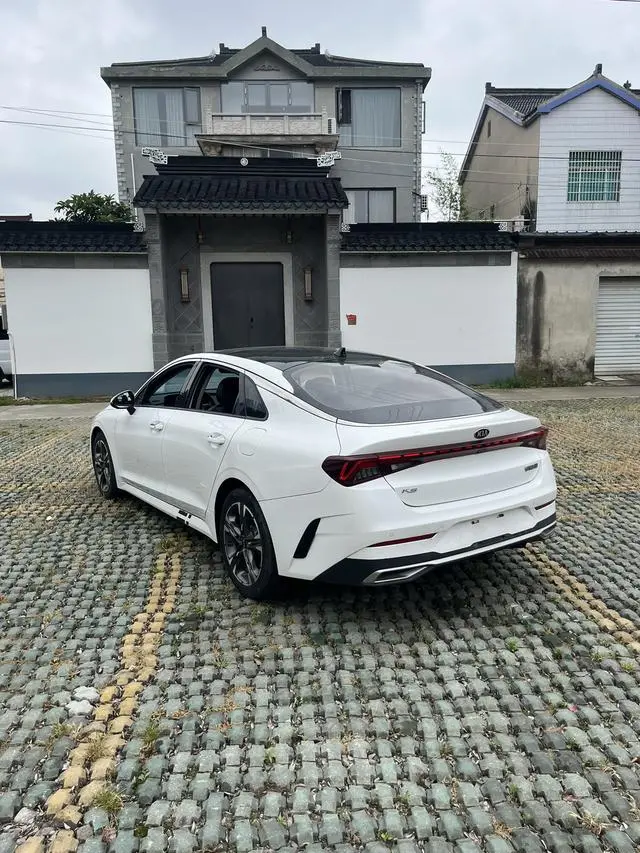 Kia Kia K5 270T CVVD Deluxe Edition