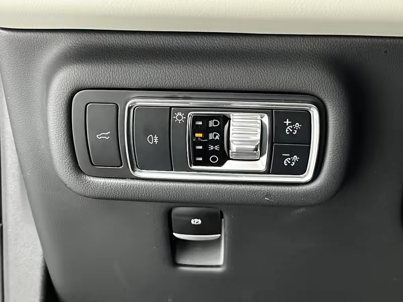 Lincoln Voyager 2023