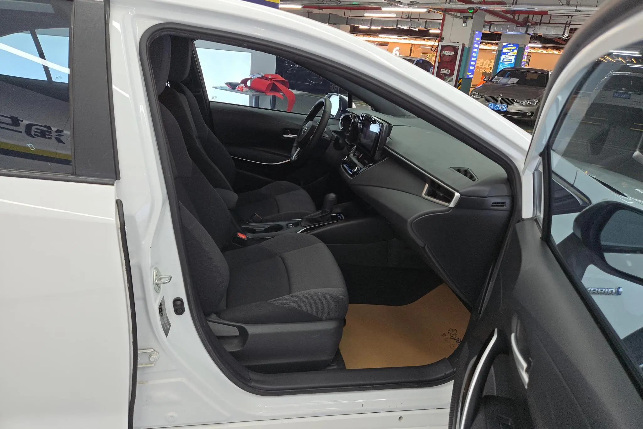 TOYOTA Lei Ling Dual engine 1.8H E-CVT Enterprise Edition