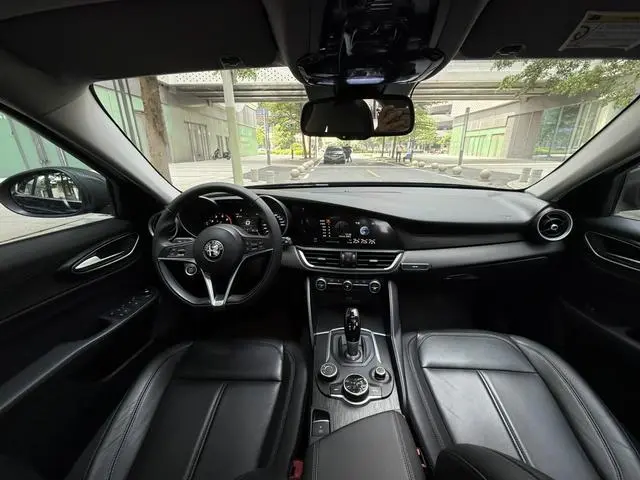Alfa Romeo Giulia 2.0T 200HP Deluxe Edition