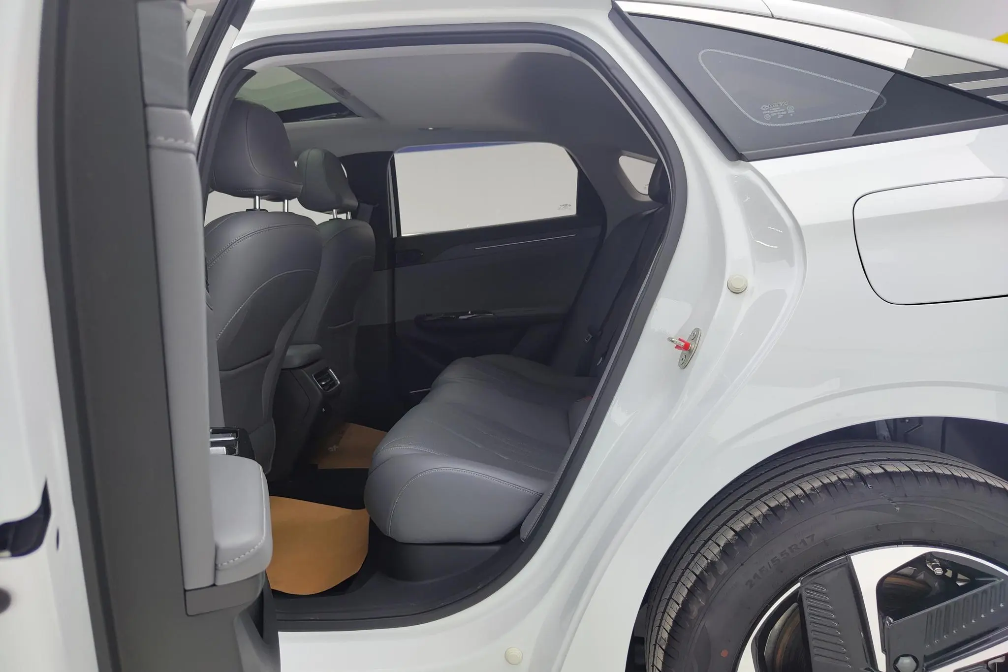 Geely Galaxy Galaxy L6 1.5 EM-i DHT 140KM Discovery+ Version