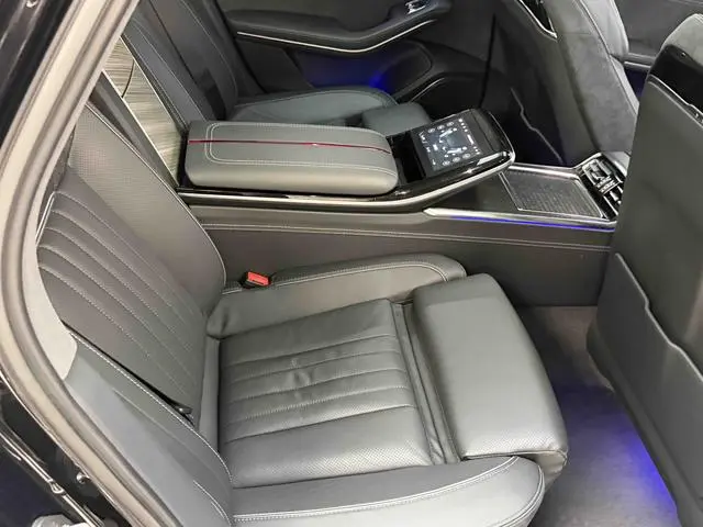 Hongqi Hongqi H9 3.0T Zhilian flag collar four-seater version