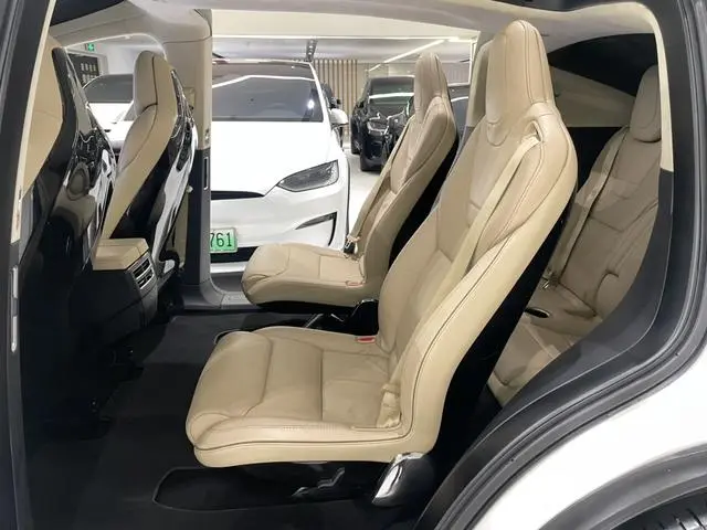 Tesla Model X 90D
