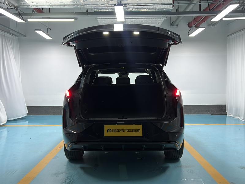Lynk & Co Lynk&Co 08 EM-P 2023