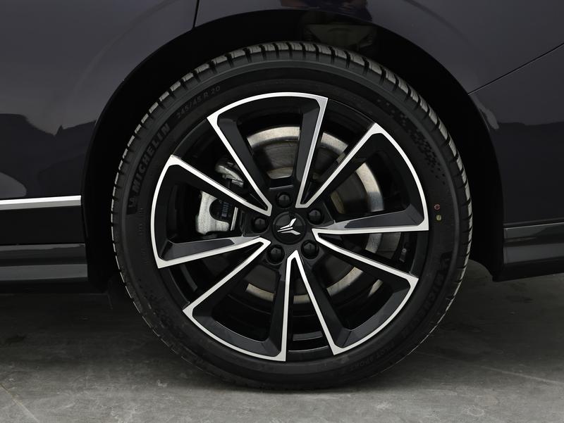 Voyah Lantu Chasing Light PHEV 2024