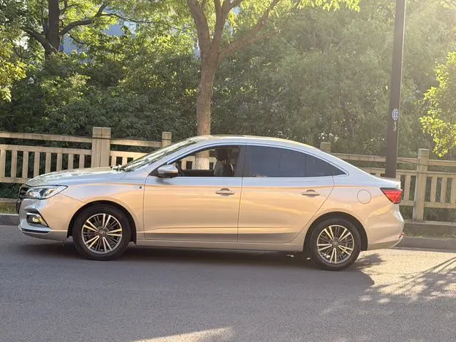 Roewe Roewe i5 1.5L automatic 4G Interconnection Linghao Ultimate Edition Country VI