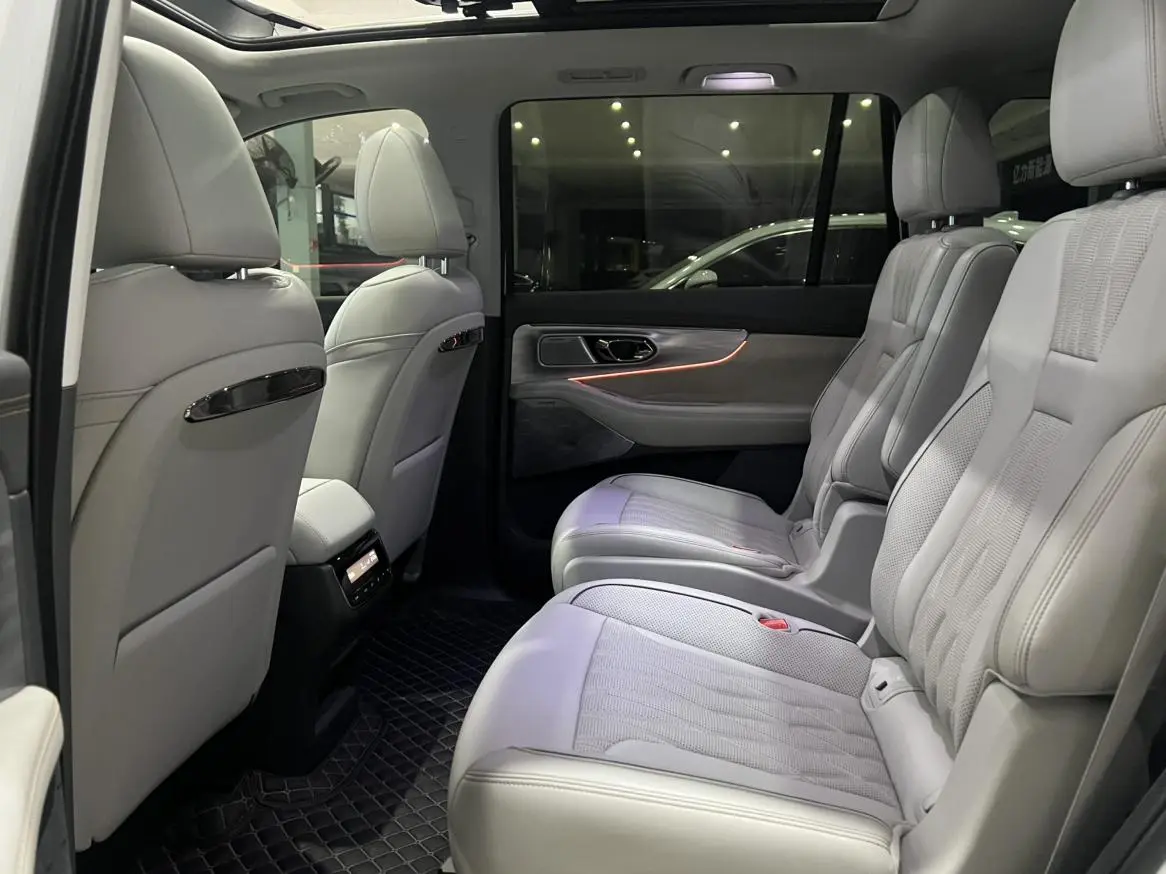 GAC Trumpchi GS8 Dual engine series 2.0TM hybrid four-wheel drive Premium 6-seater