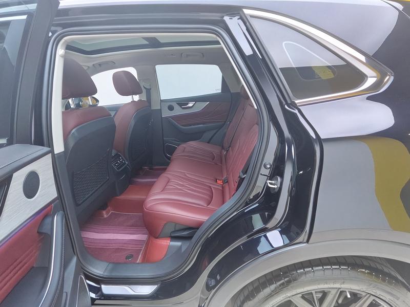 Hongqi Red Flag HS5 2025