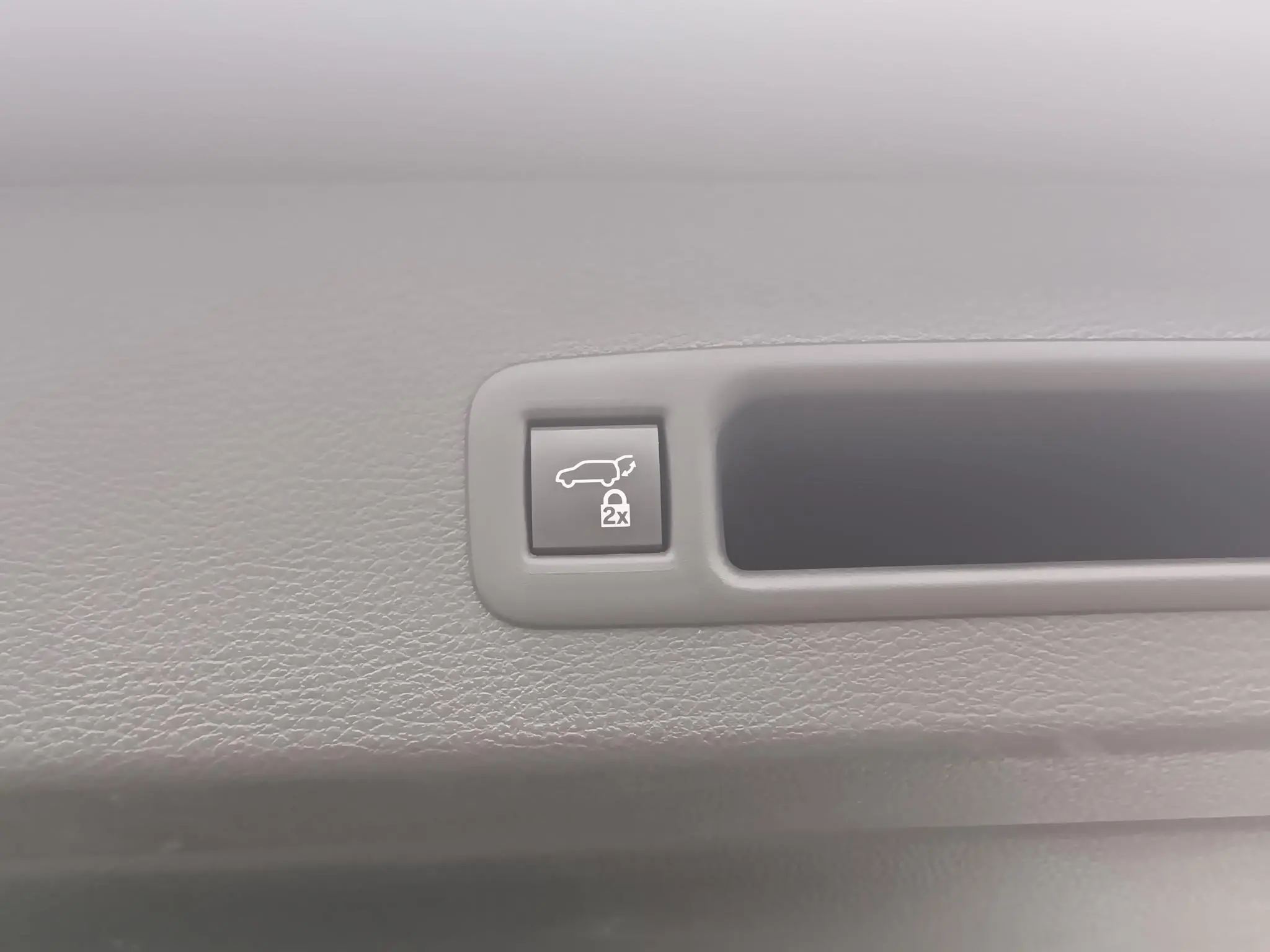 TOYOTA Saina 2.5L Hybrid Premium Edition