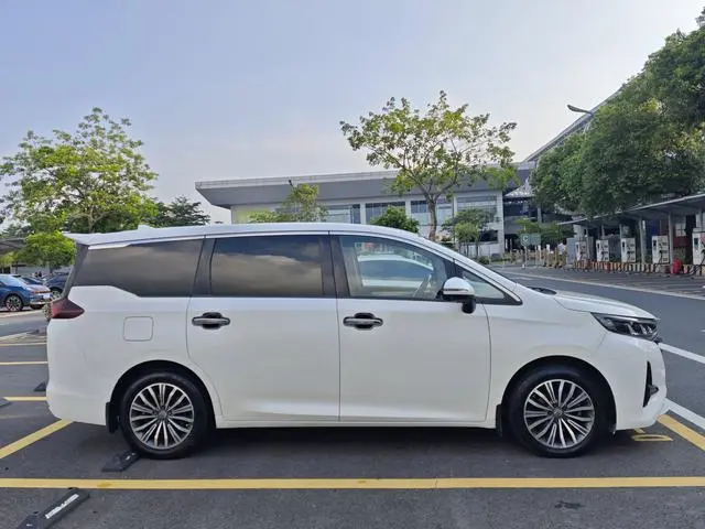 GAC Trumpchi M6 270T automatic Premium Edition 7-seater Country V