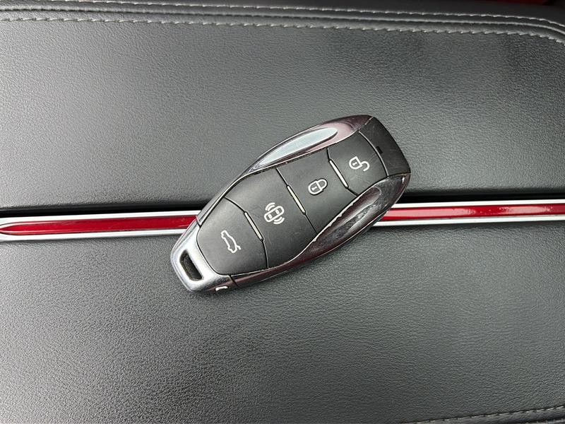 Hongqi Red Flag HS5 2023