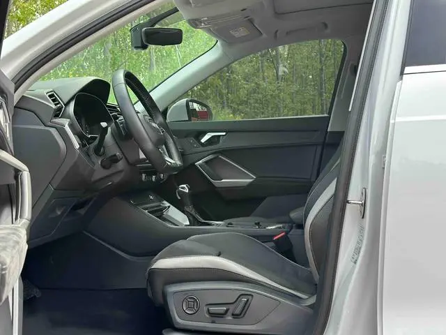 Audi Audi Q3 35 TFSI aggressive and elegant type