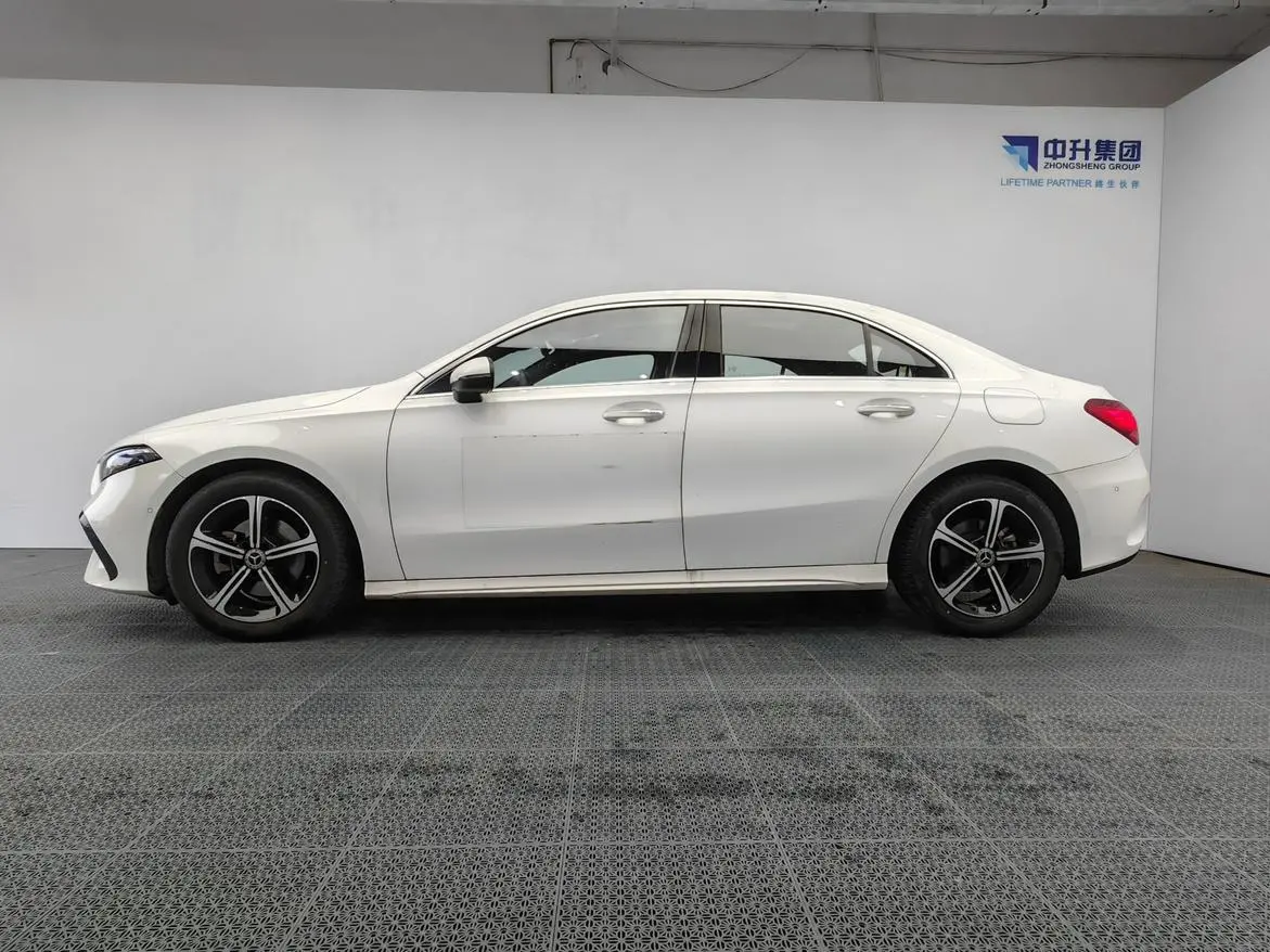 Mercedes-Benz Mercedes-Benz A-class A 200 L sports sedan fashion Version