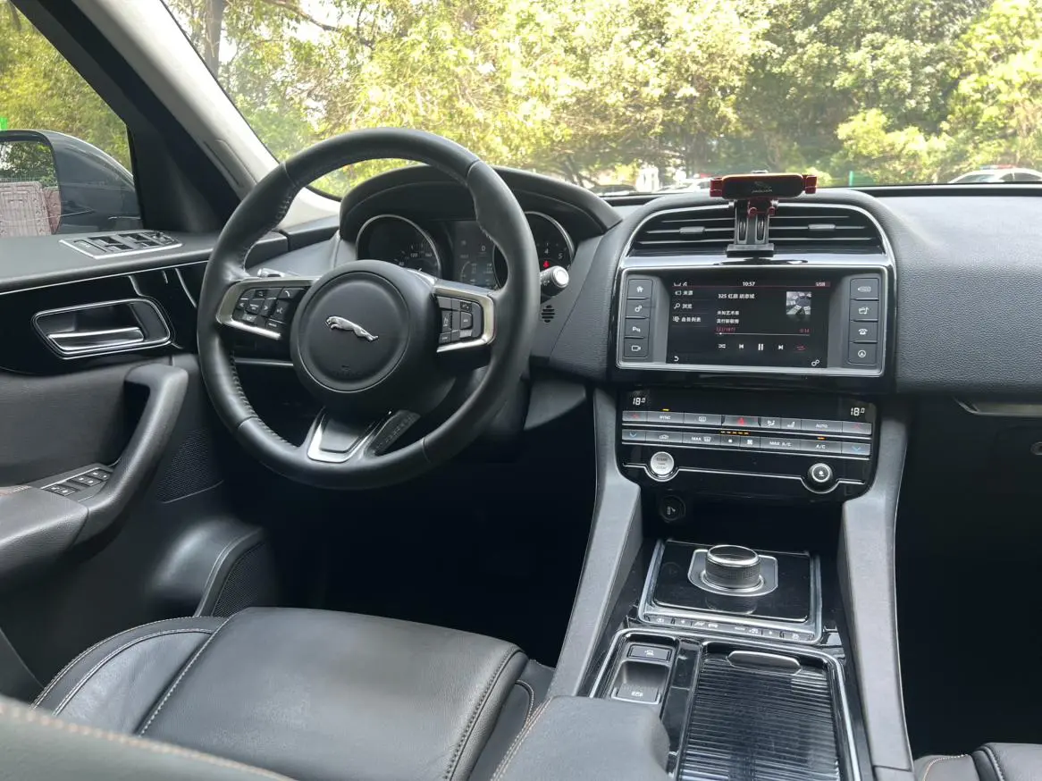 Jaguar Jaguar F-PACE 2.0T four-wheel drive Urban Exclusive Edition