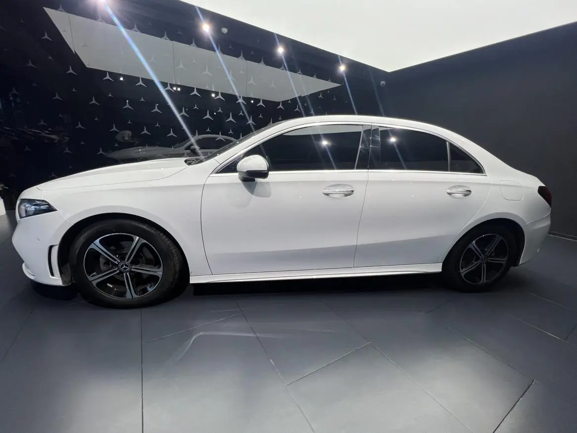 Mercedes-Benz Mercedes-Benz A-class Facelift A 200 L sports sedan dynamic version