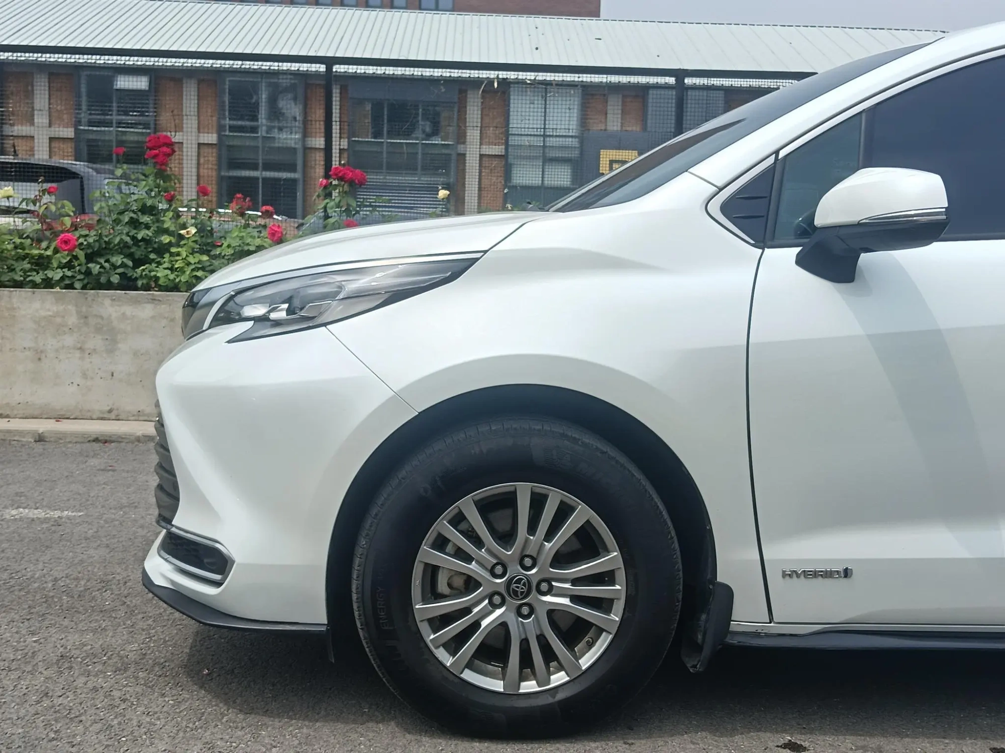 TOYOTA Saina 2.5L Hybrid Premium Edition