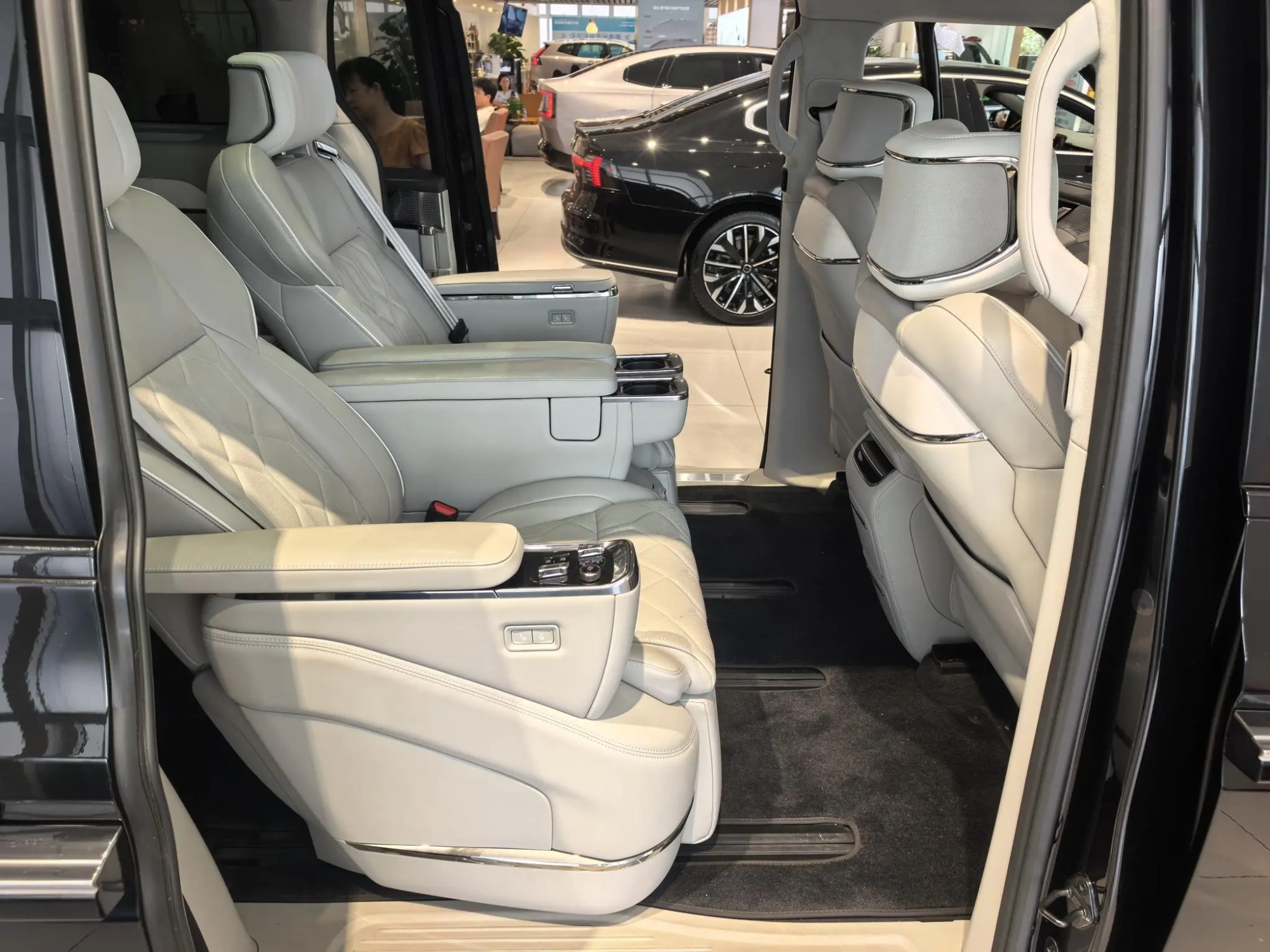 Volvo Volvo EM90 Ultra six seats