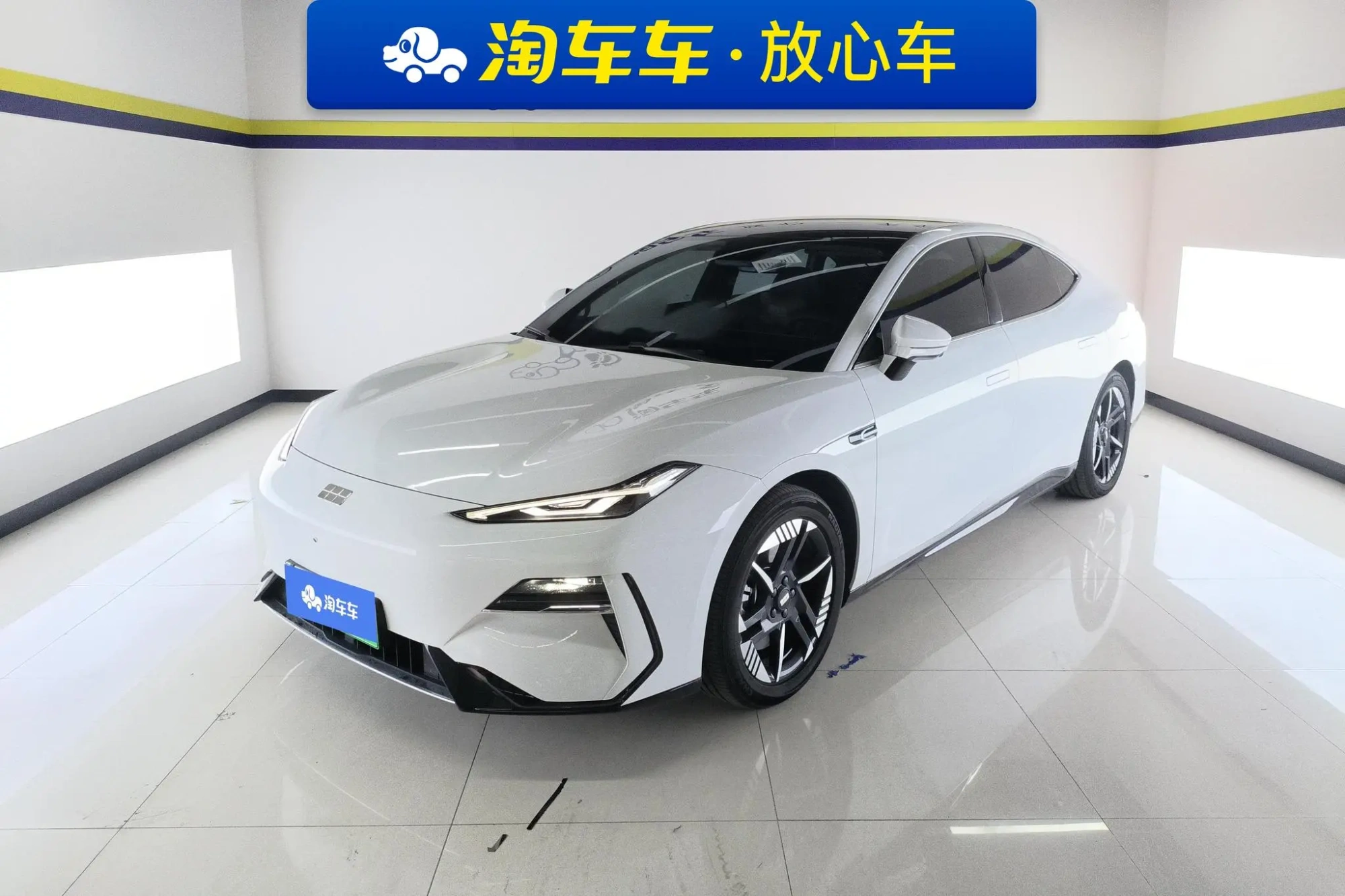 Geely Galaxy Galaxy E8 550km two-wheel drive Longteng version