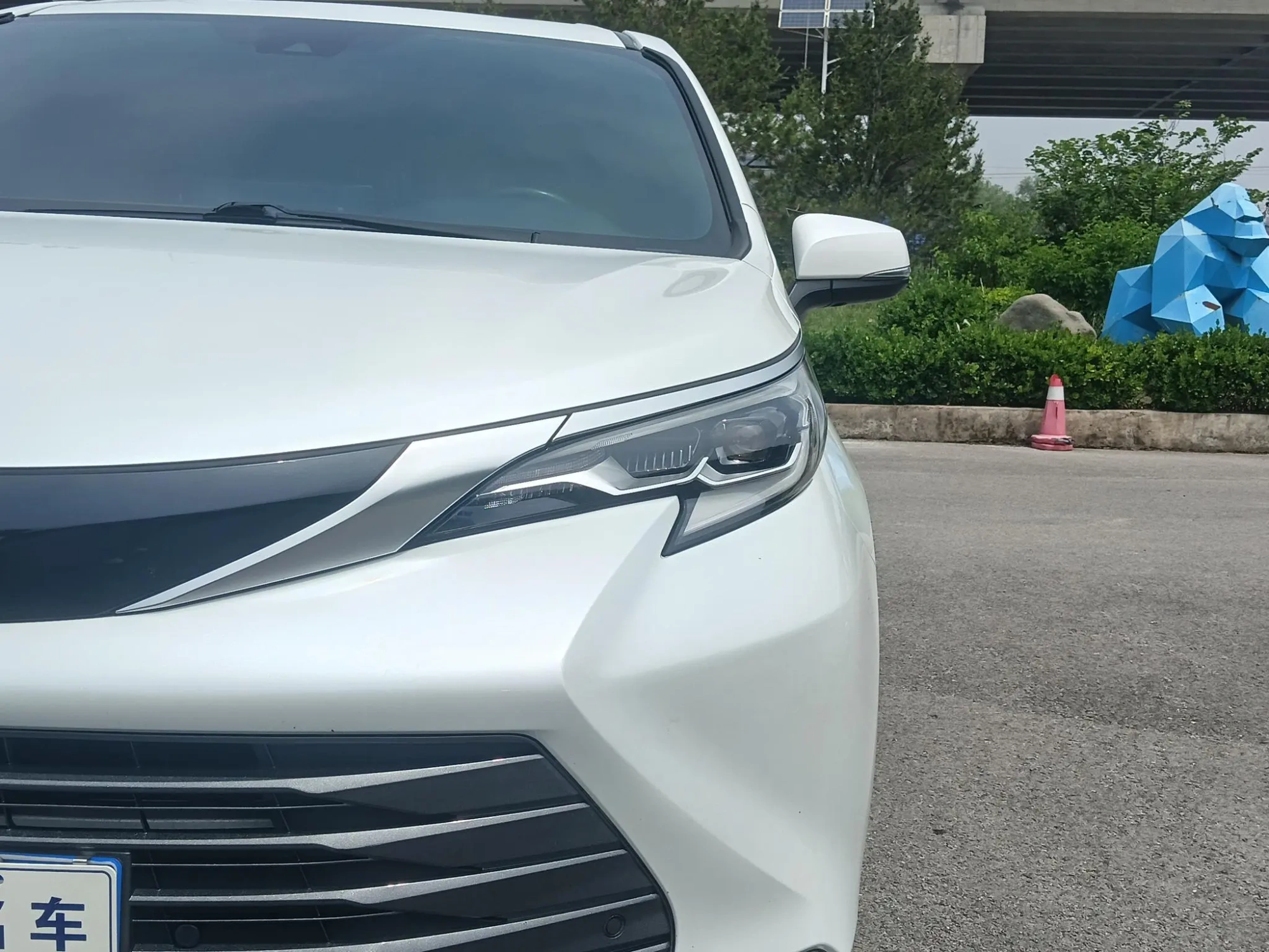 TOYOTA Saina 2.5L Hybrid Premium Edition