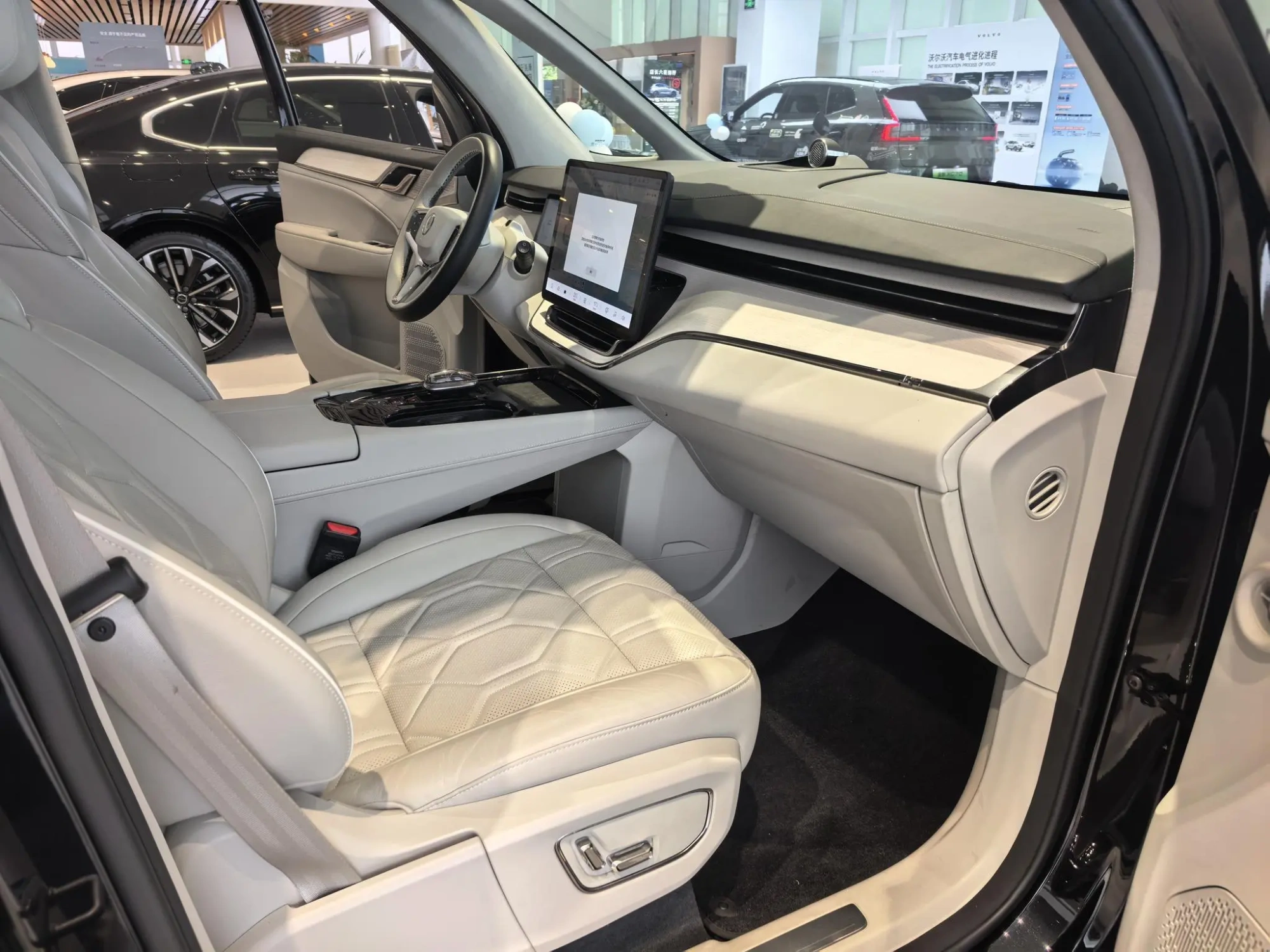 Volvo Volvo EM90 Ultra six seats