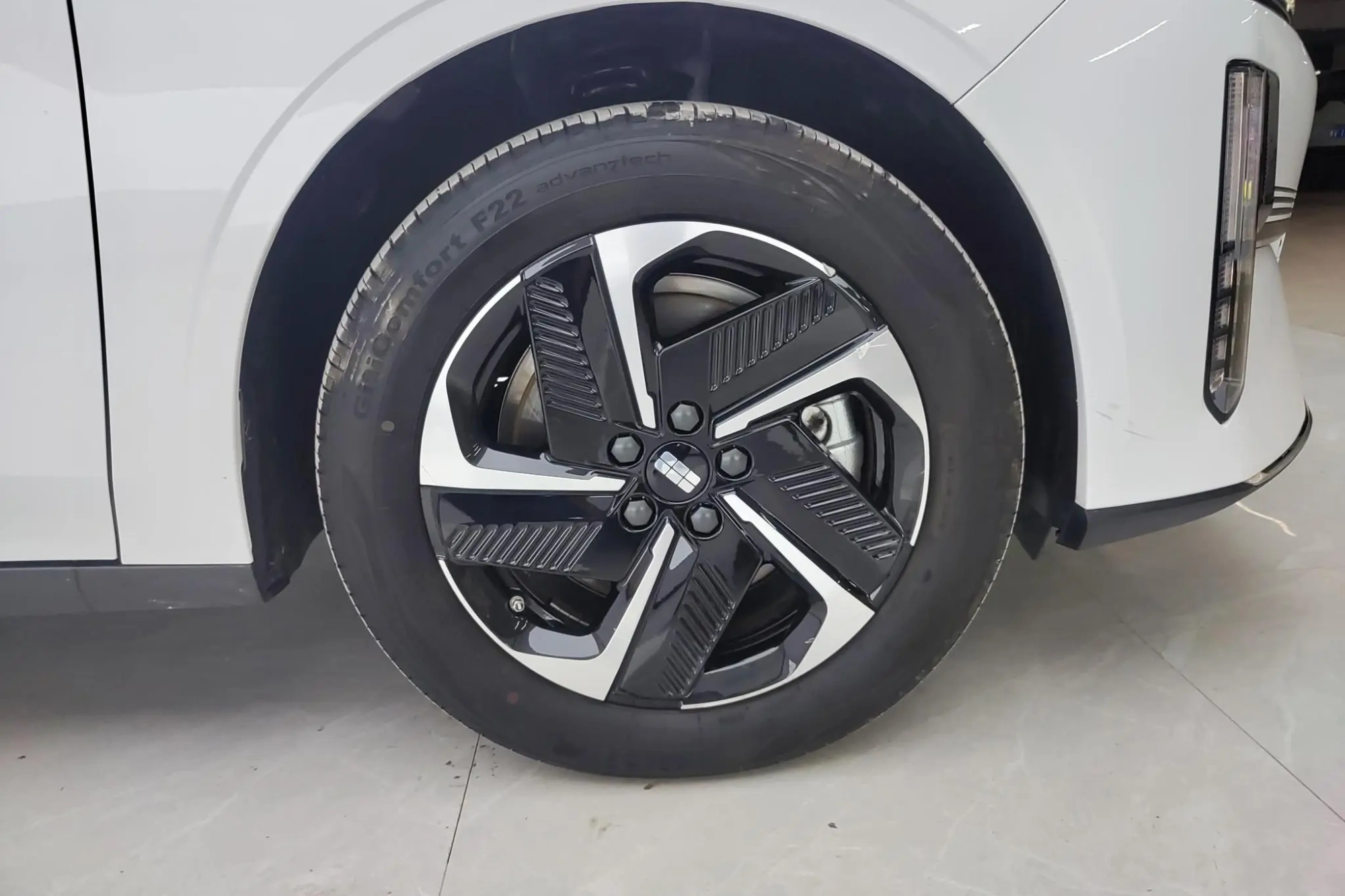 Geely Galaxy Galaxy L6 1.5 EM-i DHT 140KM Discovery+ Version