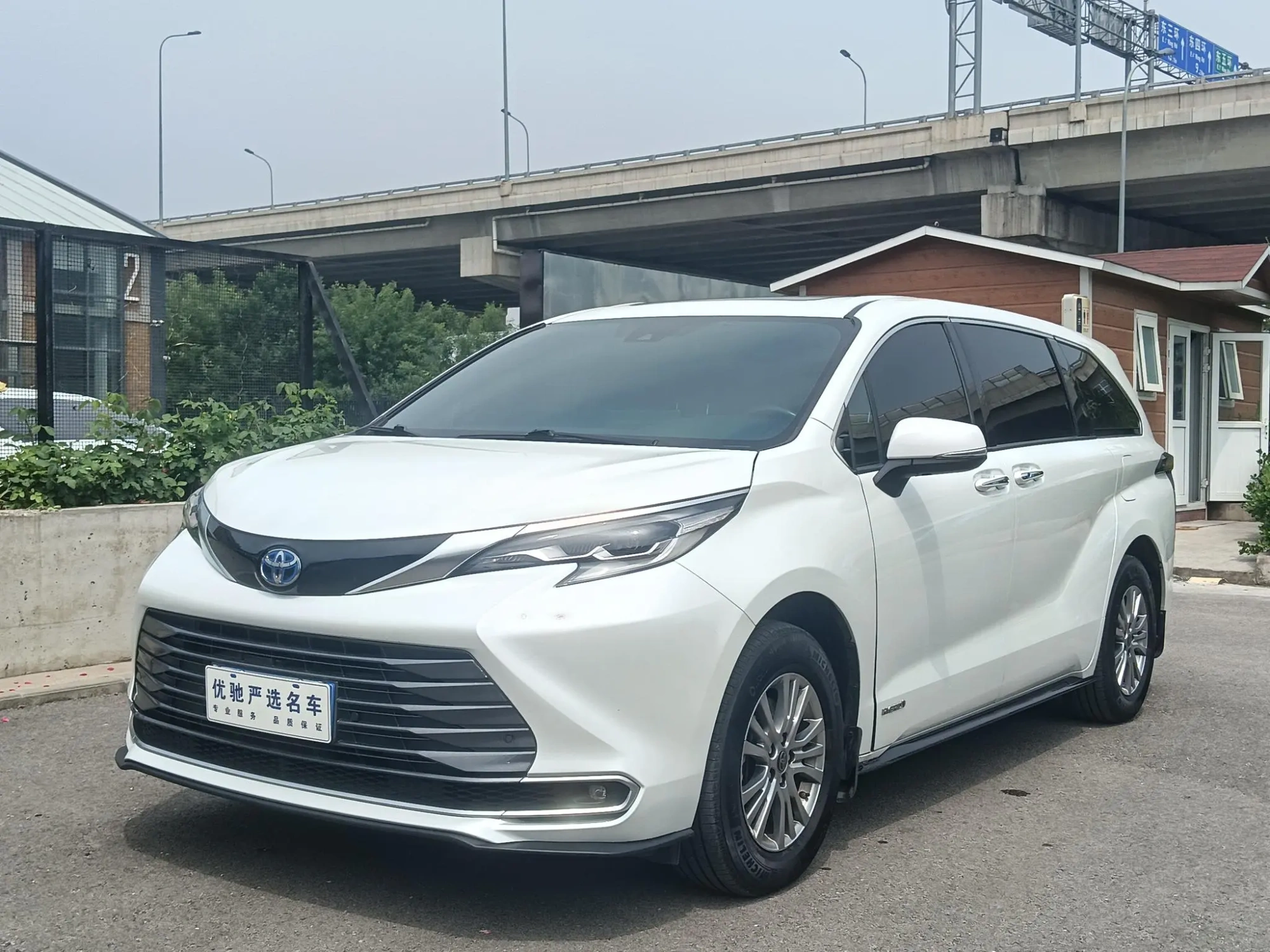 TOYOTA Saina 2.5L Hybrid Premium Edition
