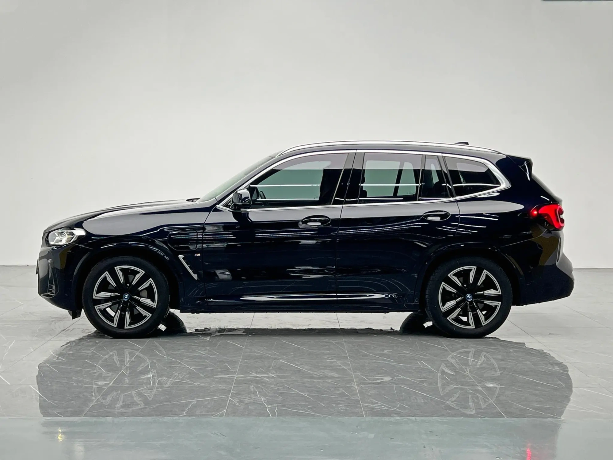 BMW BMW iX3 Leading type
